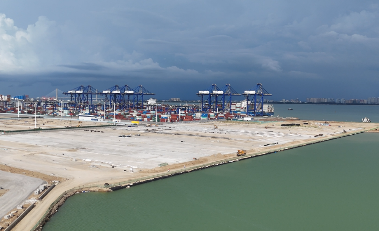 海南洋浦區(qū)域國際集裝箱樞紐港擴建工程項目現(xiàn)場。人民網(wǎng)記者 牛良玉攝