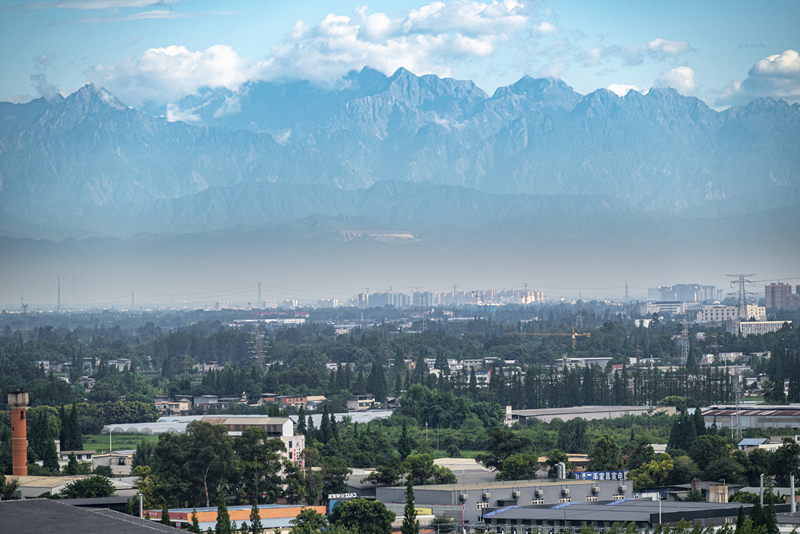 2024年7月1日，成都天氣晴好，遠(yuǎn)處雪山清晰可見。