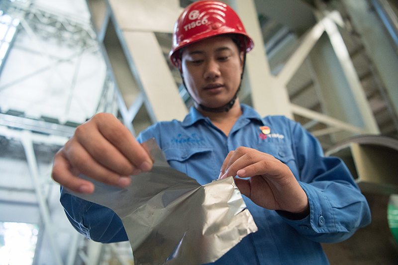 2018年8月8日，山西省太原市，太鋼精密帶鋼公司工作人員用手撕開不銹鋼。