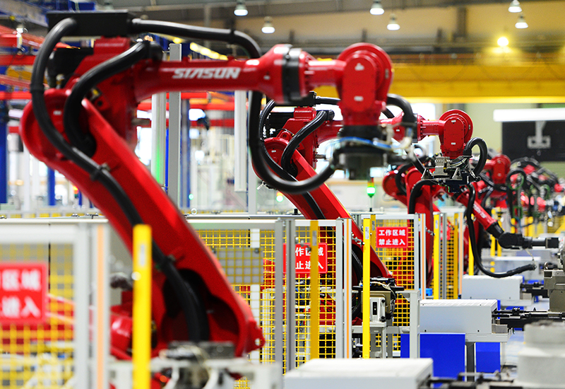 2019年11月22日，沈陽，一家數(shù)字化智能工廠內(nèi)，名為SR210的機器人正在自主地抓取各種零部件，快速組裝稍小的工業(yè)機器人。