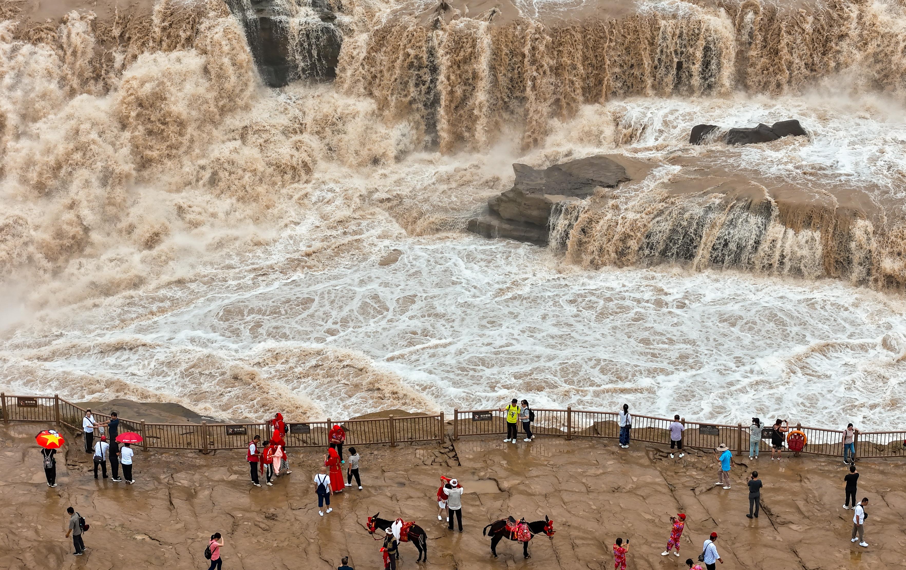 △2024年9月，游客在黃河壺口瀑布景區(qū)游覽。