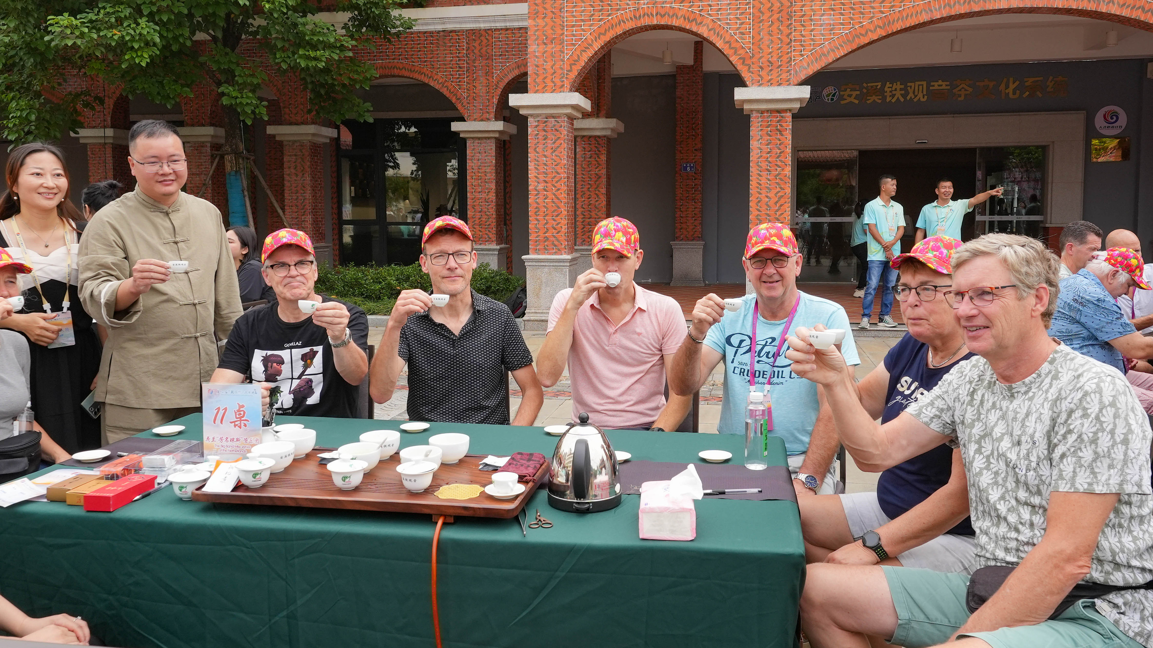 △2023年10月4日，福建泉州，外國人品中國茶。