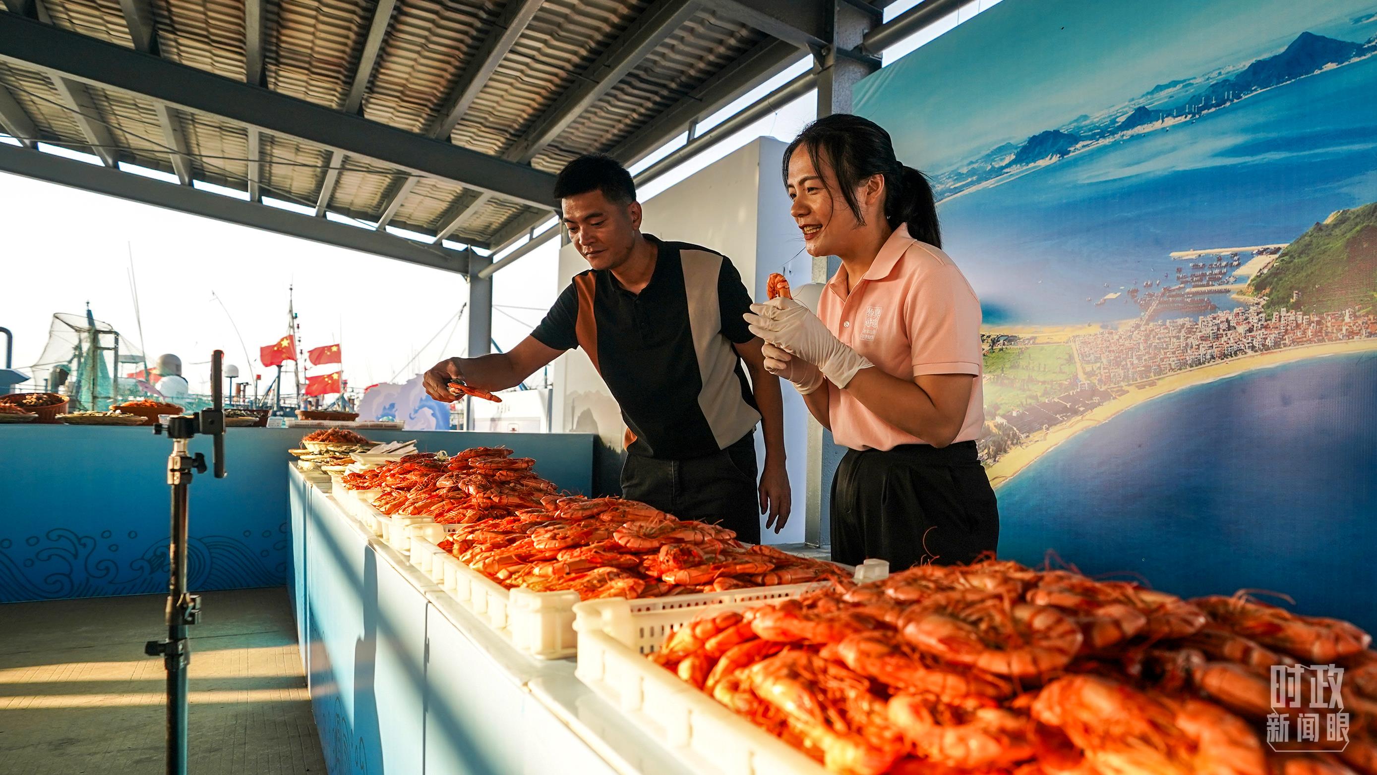 △正在直播賣貨的澳角村村民。（總臺(tái)記者李晉拍攝）