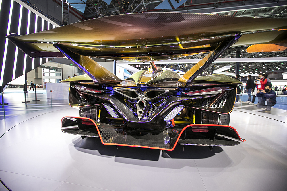 2020年11月5日，上海，來(lái)自德國(guó)的全球首款全碳纖維跑車(chē)亮相進(jìn)博會(huì)。該車(chē)總重量只有1250KG。