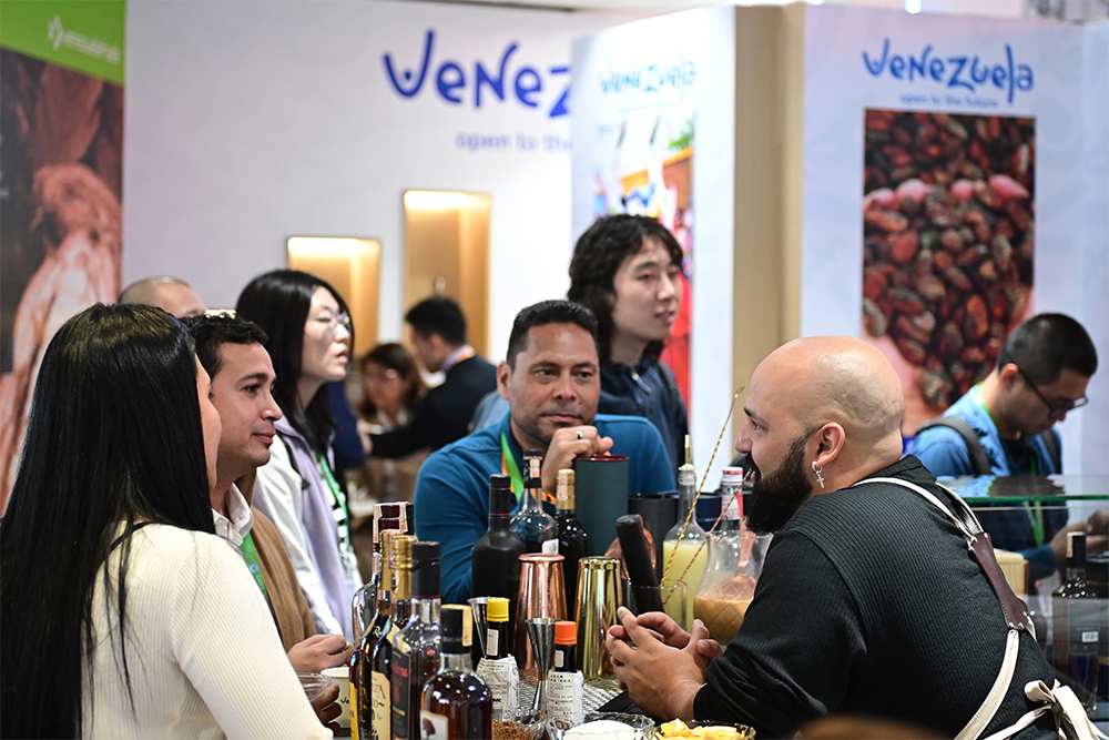 2023年11月9日，上海，觀眾在進(jìn)博會(huì)委內(nèi)瑞拉館參觀、交流、洽談。