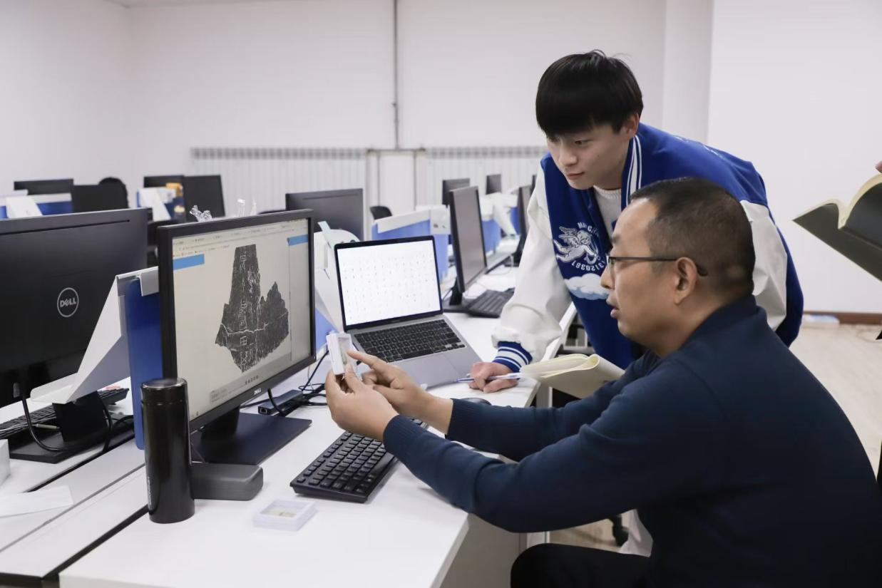 安陽師范學院甲骨文信息處理教育部重點實驗室，劉永革正在給學生講甲骨文。受訪者供圖