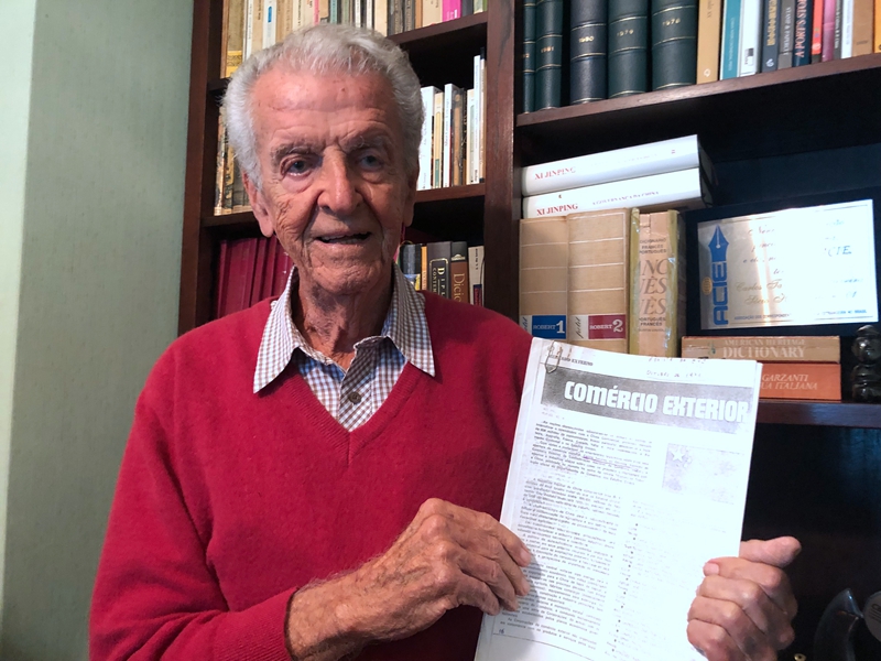 卡洛斯·塔瓦雷斯與其1971年發(fā)表的文章《中國(guó)的對(duì)外貿(mào)易》。資料圖片