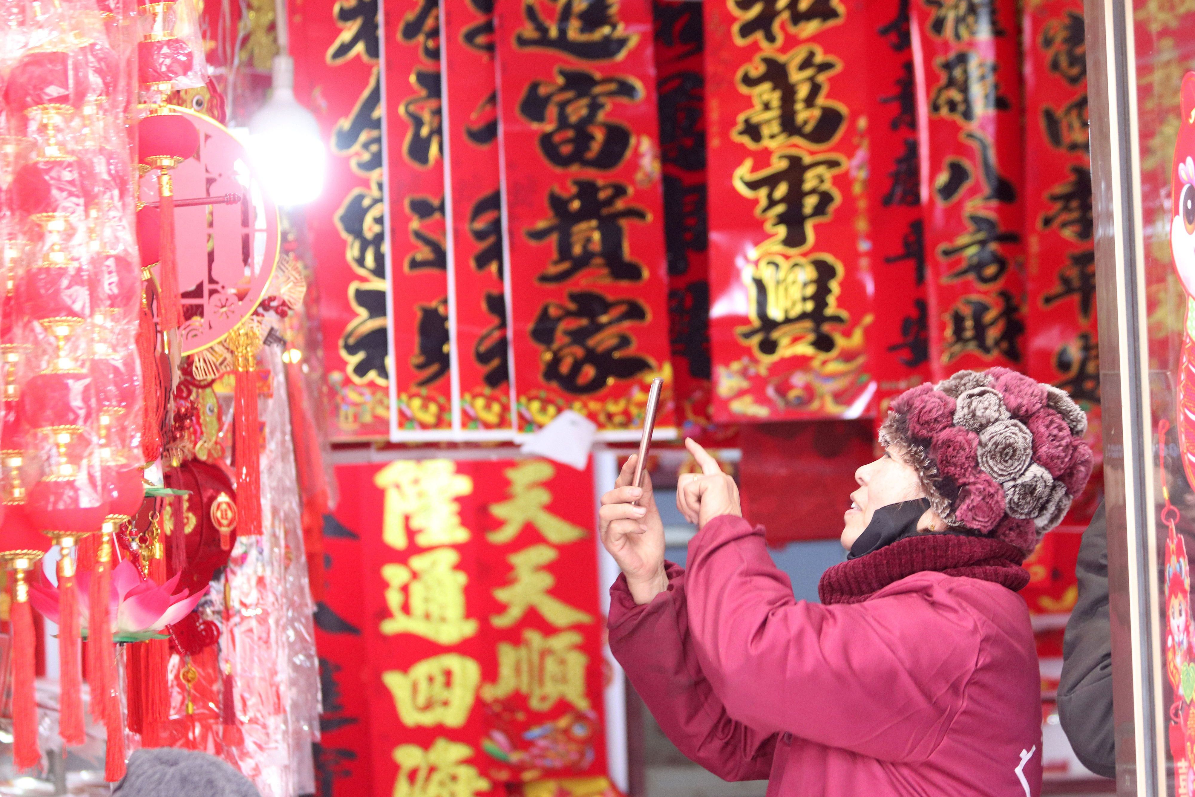 2025年1月5日，在山東省高密市夏莊鎮(zhèn)東李家村，商戶使用手機(jī)推銷(xiāo)新春飾品。