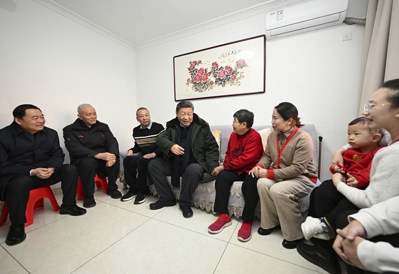 2025年1月23日上午，習近平總書記在遼寧沈陽大東區(qū)長安街道長安小區(qū)考察時，走進居民郎素蘭家中看望。