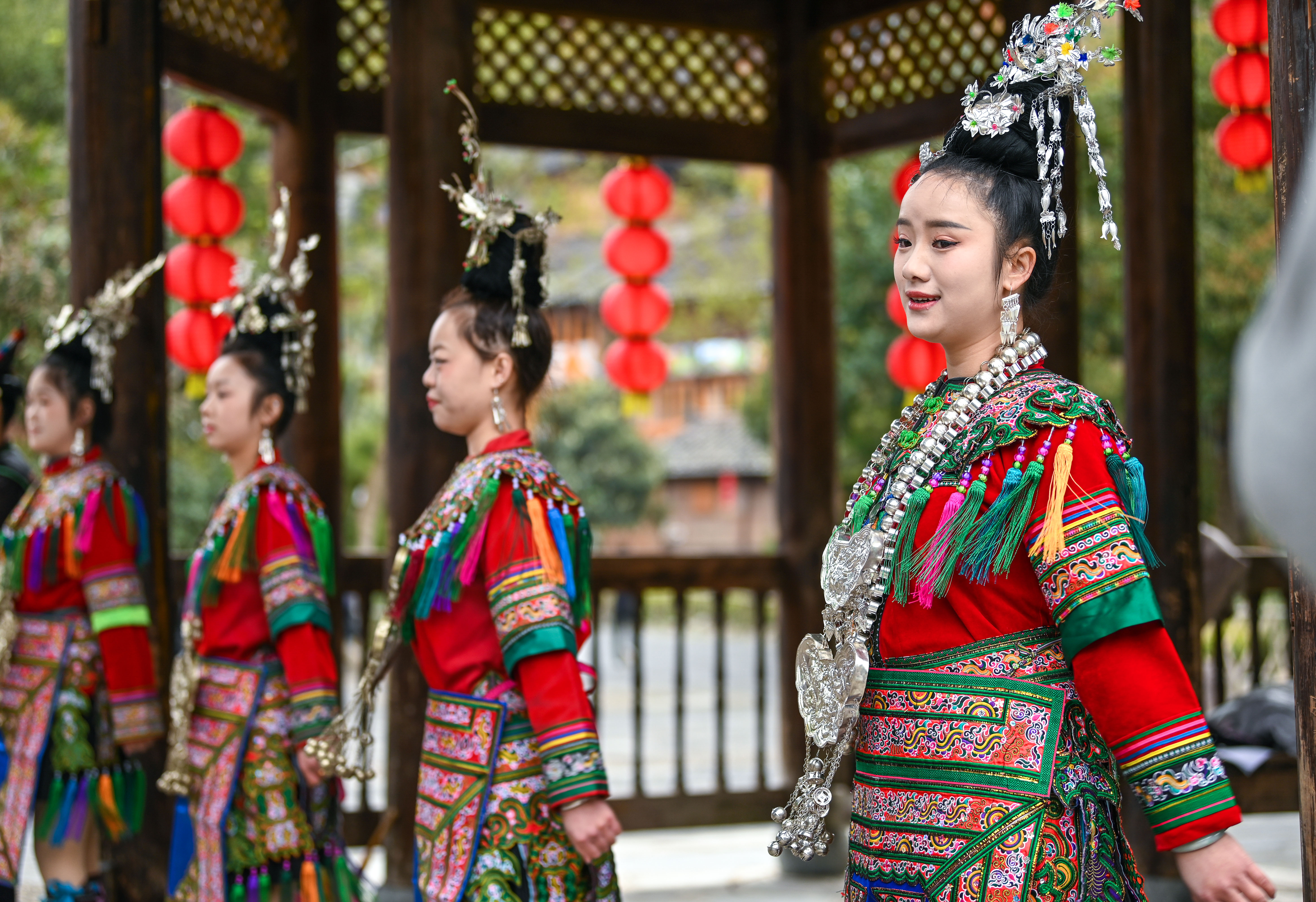  2025年3月18日，侗族群眾在貴州省黎平縣肇興侗寨給游客演唱侗族大歌。