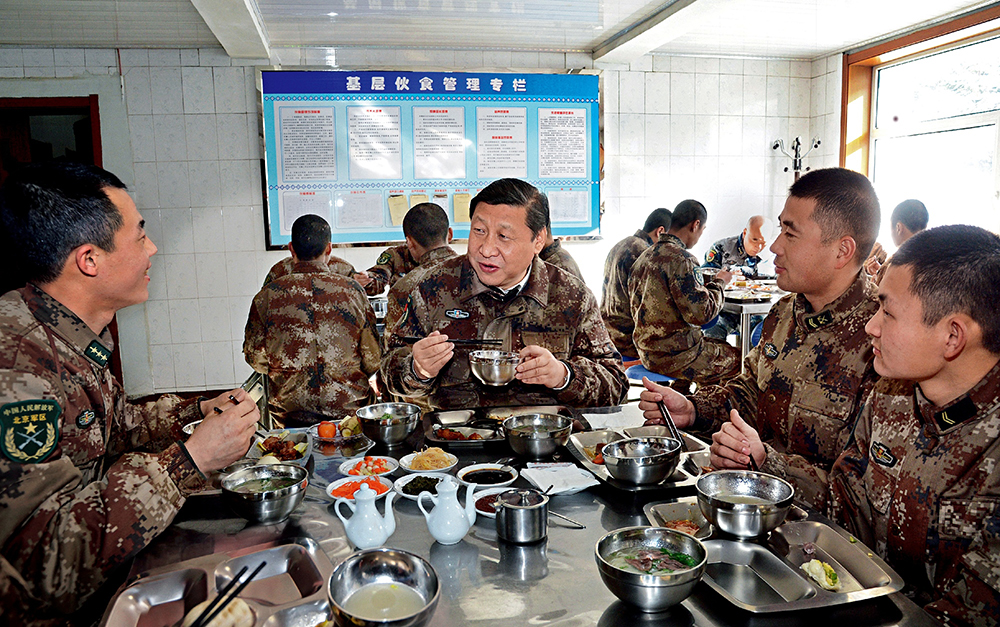 2014年1月26日，習近平主席專程來到內蒙古軍區(qū)邊防某部，親切看望慰問戍邊官兵。這是在連隊食堂，習近平主席同戰(zhàn)士們一起用餐。