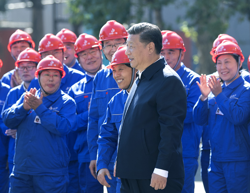 2018年9月26日，在中國(guó)一重集團(tuán)，習(xí)近平總書記走到工人中間，同大家親切交流。