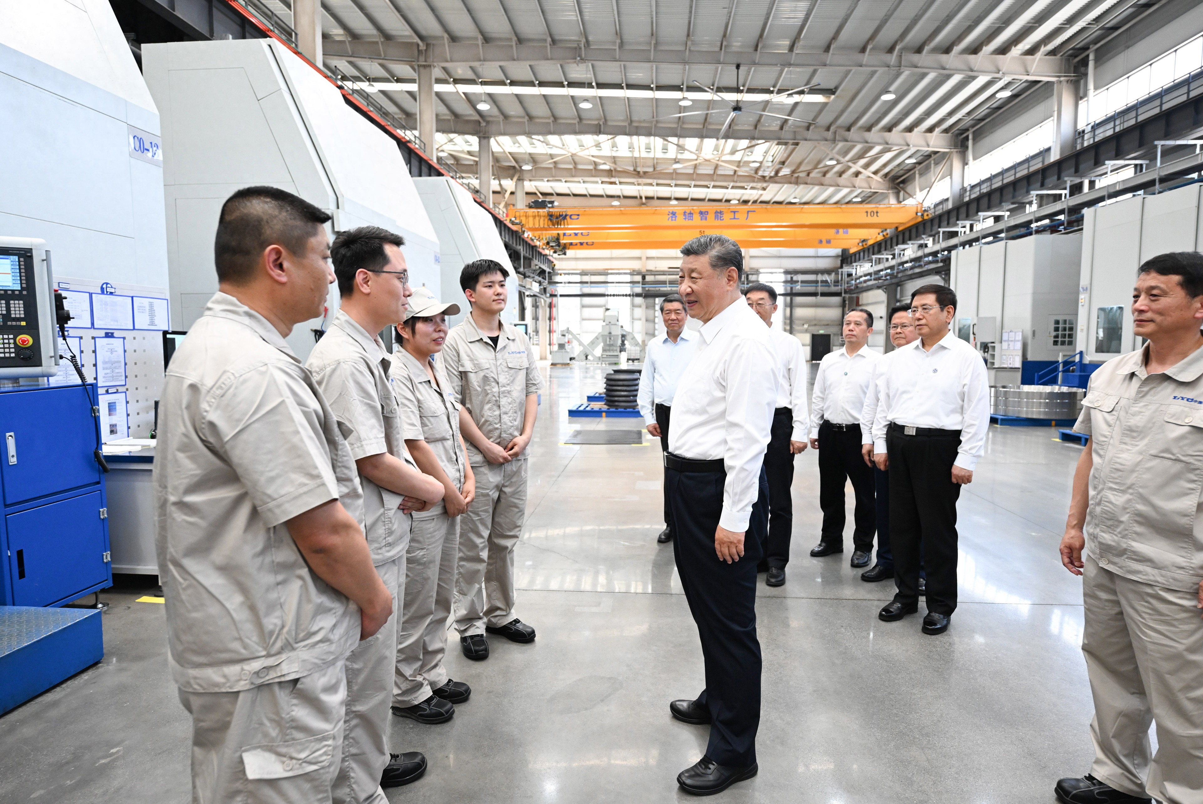 5月19日至20日，中共中央總書記、國家主席、中央軍委主席習近平在河南考察。這是19日下午，習近平在洛陽軸承集團股份有限公司智能工廠考察時，同企業(yè)職工親切交流。新華社記者 燕雁 攝