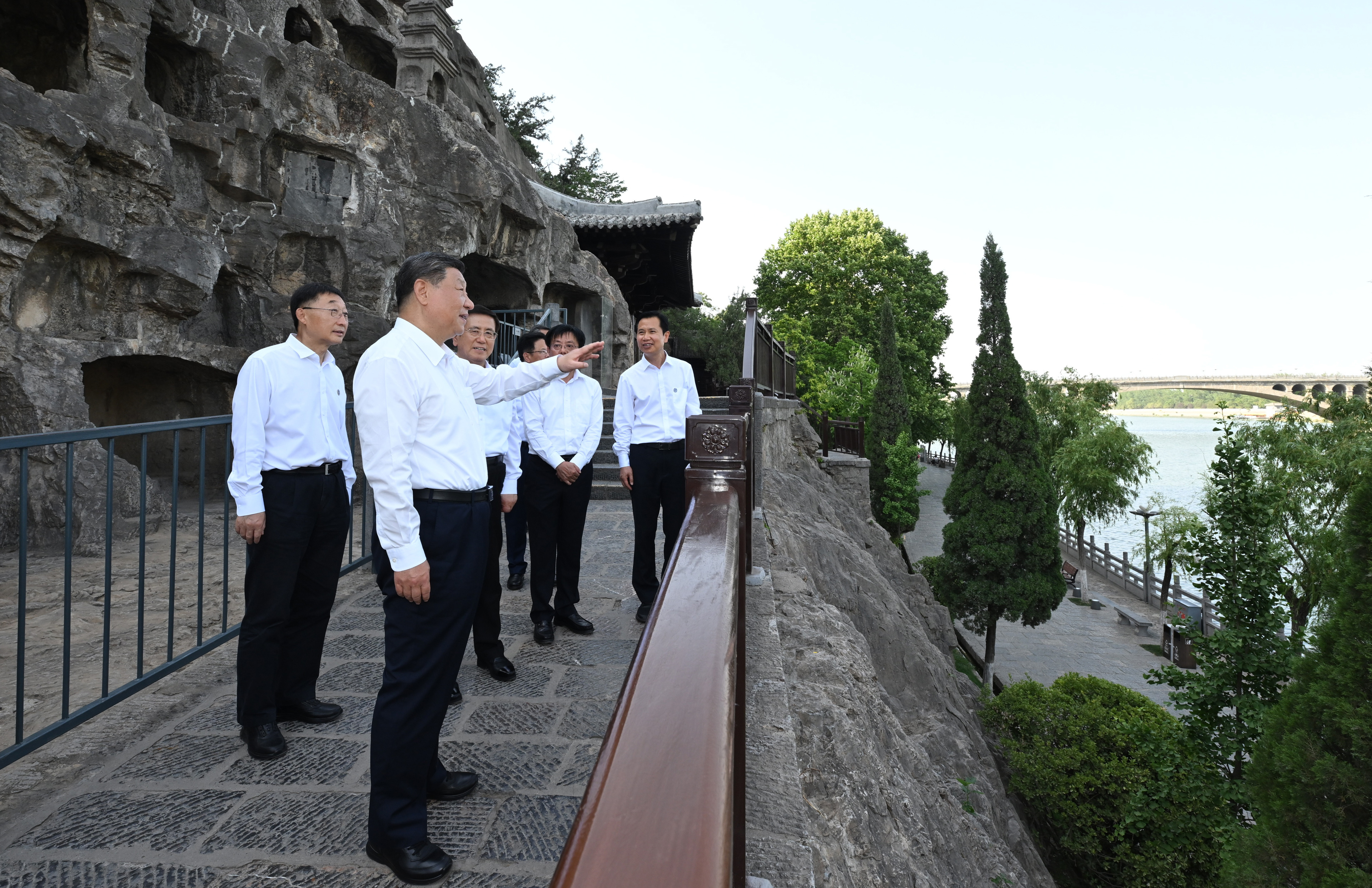 5月19日至20日，中共中央總書記、國家主席、中央軍委主席習近平在河南考察。這是19日下午，習近平在洛陽龍門石窟考察。新華社記者 謝環(huán)馳 攝