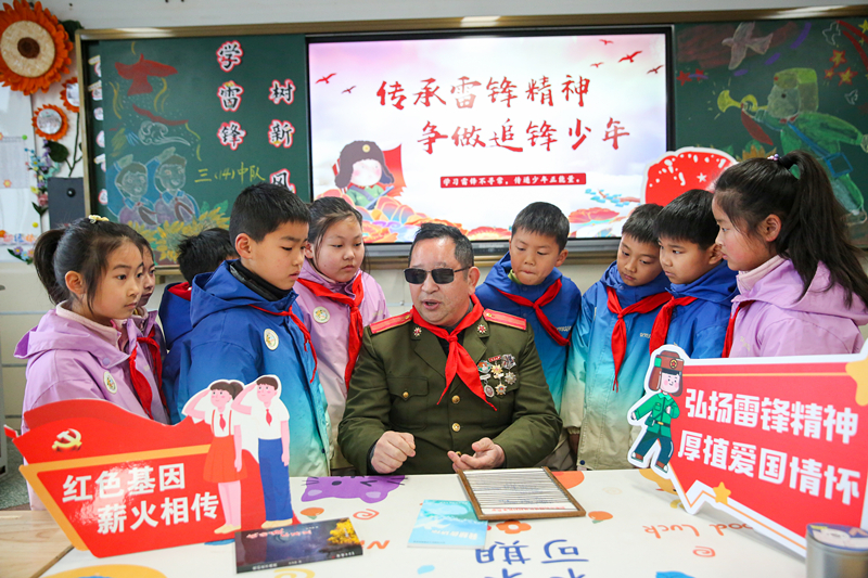 2025年3月3日，江蘇南通如皋市安定小學(xué)里，傷殘軍人許波銀在思政小課堂上向?qū)W生講述雷鋒故事。