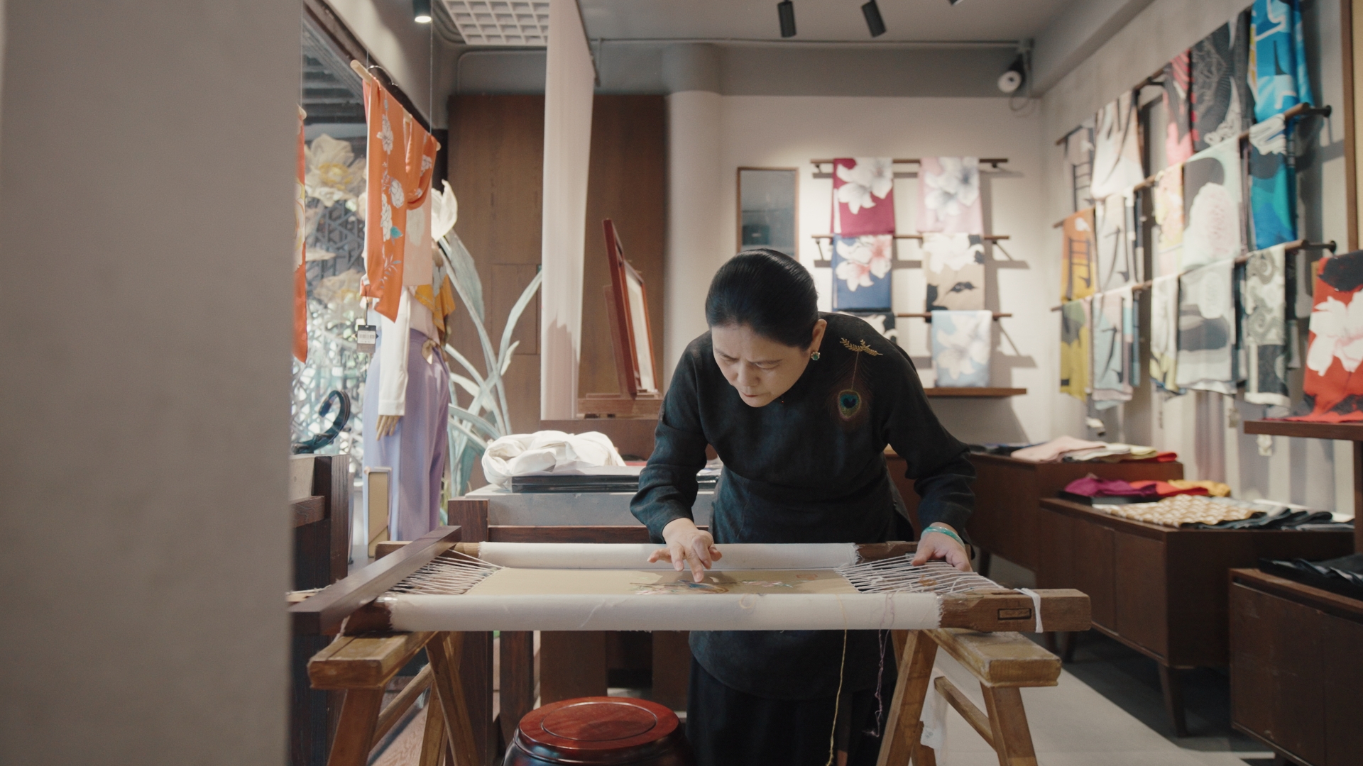 蘇繡代表性傳承人盧建英正在繡制作品。人民網(wǎng)記者 葛泰佚攝