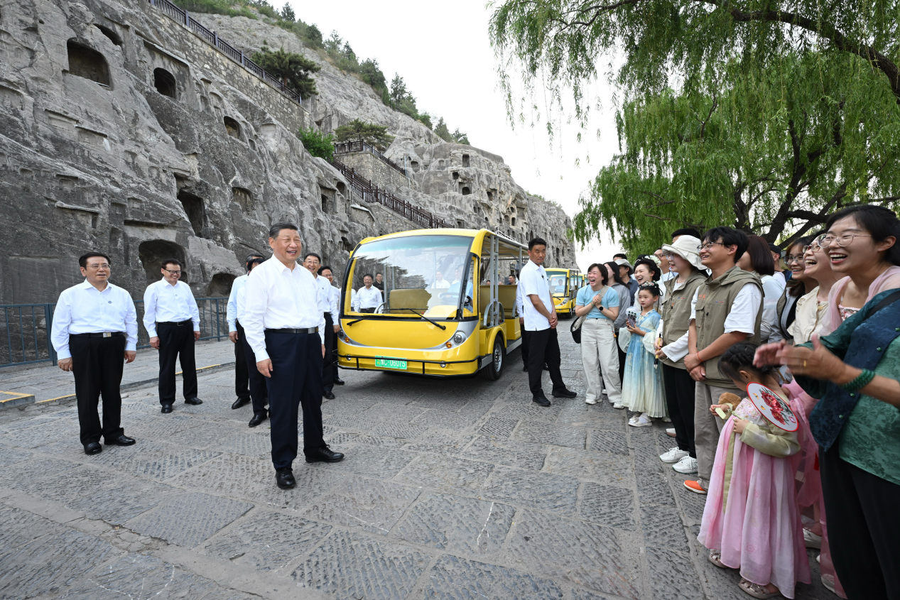 5月19日，習(xí)近平在洛陽龍門石窟考察時，同游客親切交流。