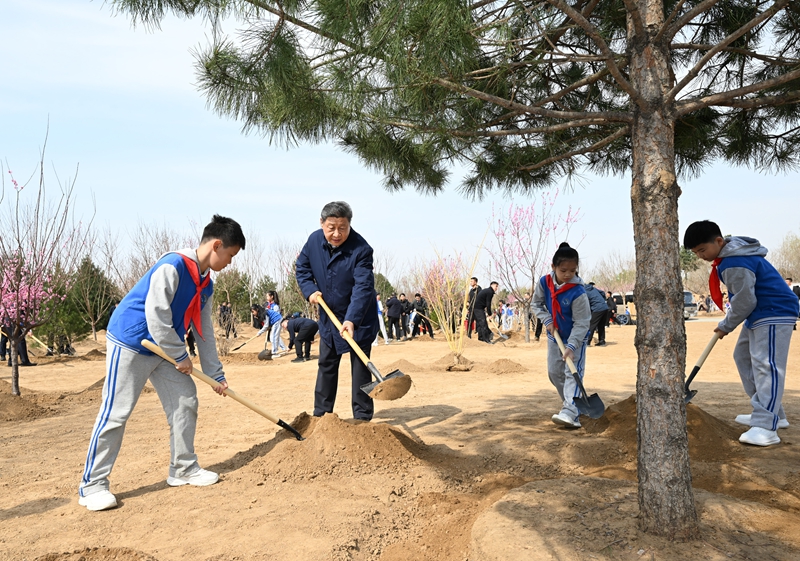 2025年4月3日，習(xí)近平總書記來到北京豐臺(tái)區(qū)永定河畔參加首都義務(wù)植樹活動(dòng)。
