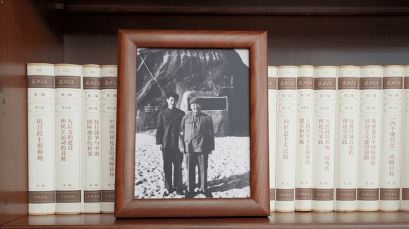 2022年12月31日，習(xí)近平辦公室的書(shū)架上擺放著他和父親的合影。