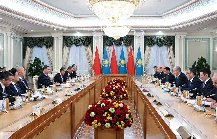 當(dāng)?shù)貢r(shí)間6月16日下午，哈薩克斯坦總統(tǒng)托卡耶夫同中國(guó)國(guó)家主席習(xí)近平在阿斯塔納總統(tǒng)府舉行會(huì)談。