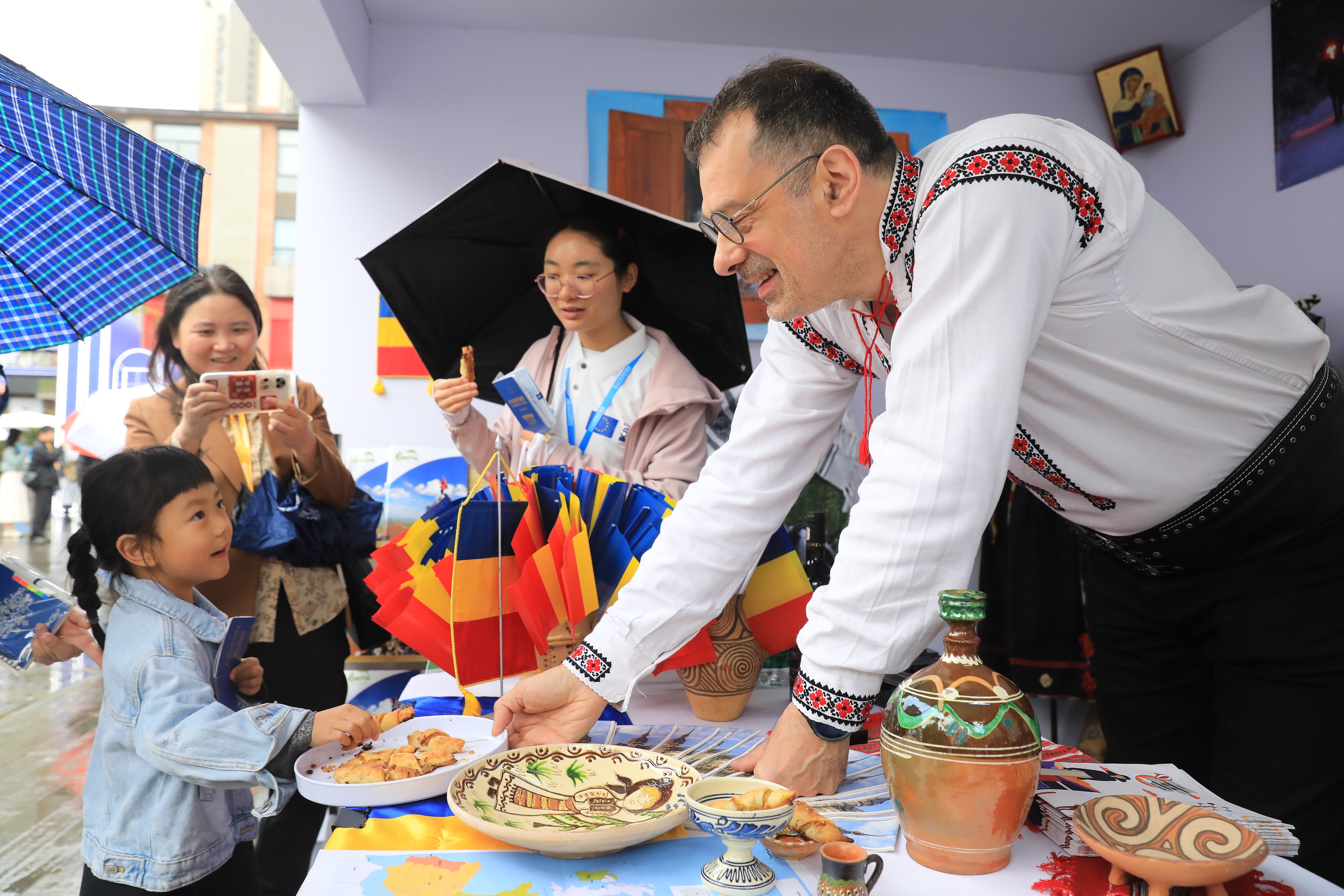 2025年4月12日，四川省成都市“2025成都·歐洲文化季”活動(dòng)融匯藝術(shù)、音樂、美食與互動(dòng)體驗(yàn)，為民眾打造了一場“沉浸式”文化嘉年華。