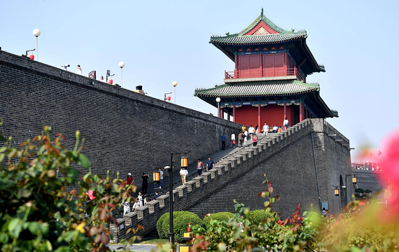 2024年9月16日，游客在河北省石家莊市正定古城游玩。