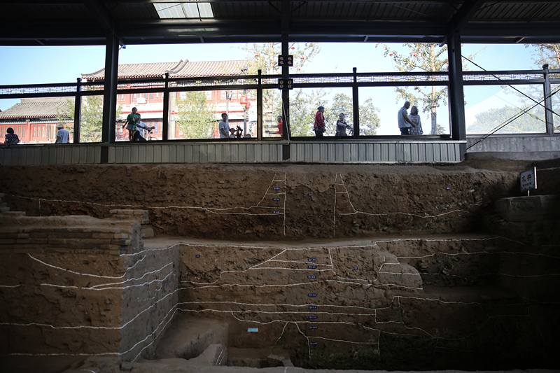 2019年9月7日，人們透過玻璃幕墻看開元寺南廣場遺址考古現(xiàn)場。