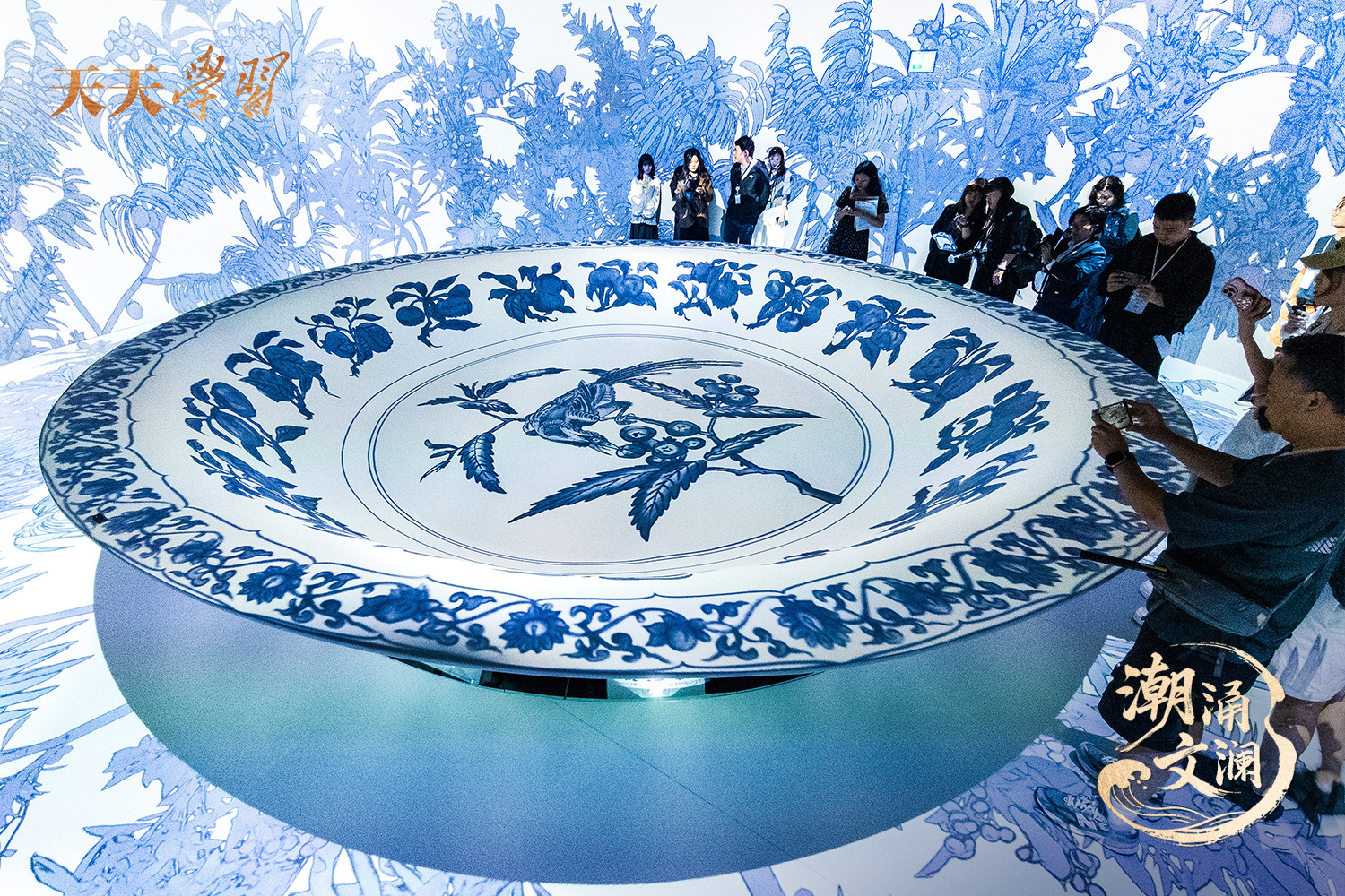 2025年5月13日，“‘紋’以載道——故宮博物院沉浸式數(shù)字體驗(yàn)展”亮相香港故宮文化博物館。