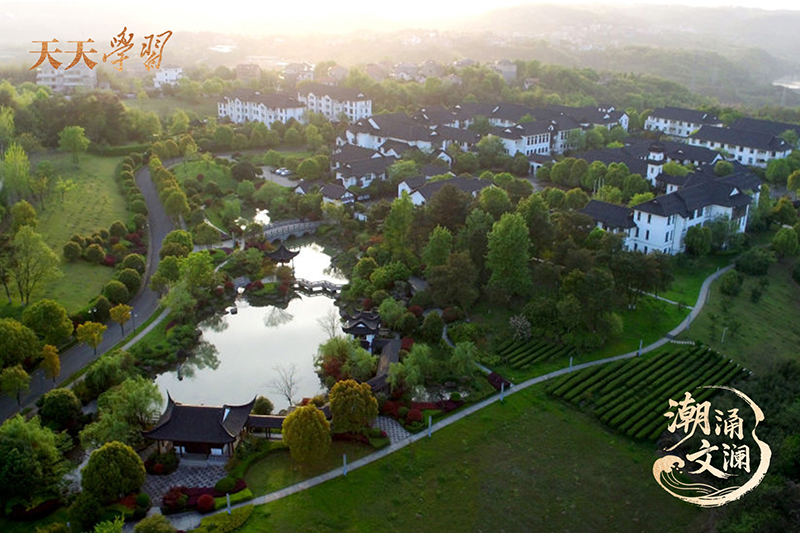 如今，越劇不僅活躍在嵊州人日常生活的一個個角落，也深深烙印在嵊州人的精神血脈之中。圖為古色古香的嵊州越劇藝術學校。