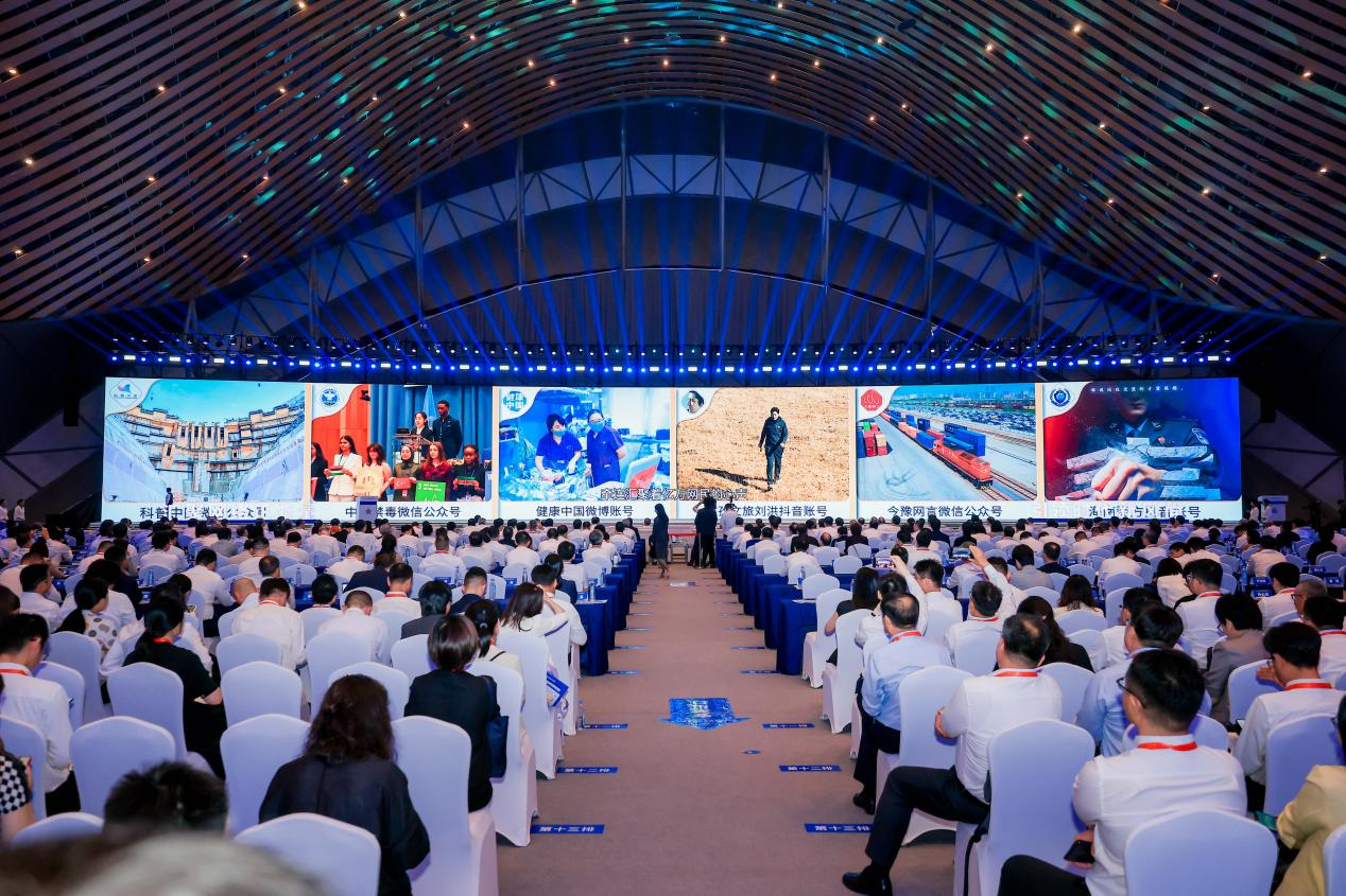 2025年中國網(wǎng)絡(luò)文明大會《走好網(wǎng)上群眾路線百個成績突出賬號推選活動成果》發(fā)布現(xiàn)場。