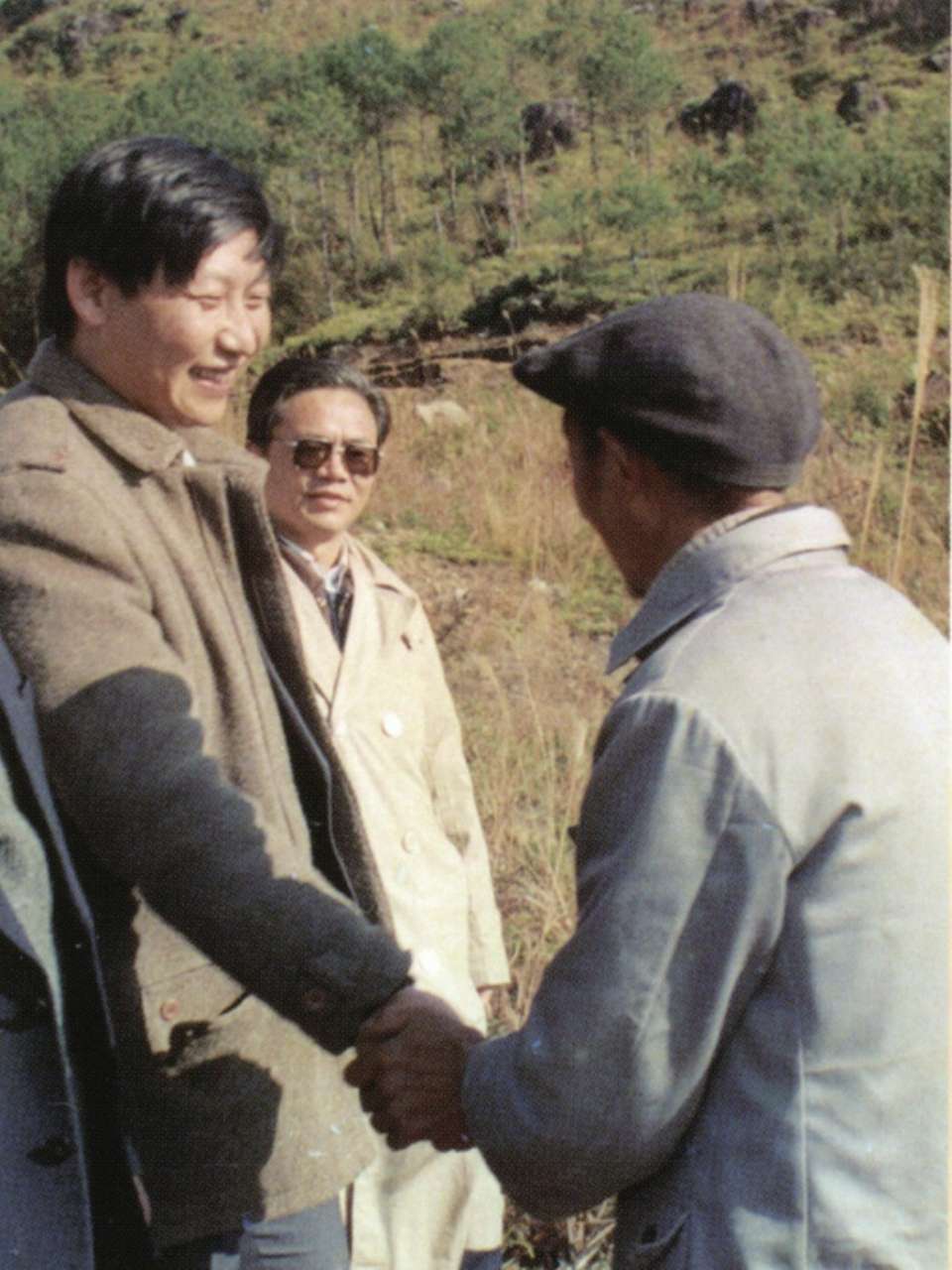 1989年1月，習(xí)近平到周寧縣走訪種林專業(yè)戶。（圖源：《習(xí)近平在寧德》）