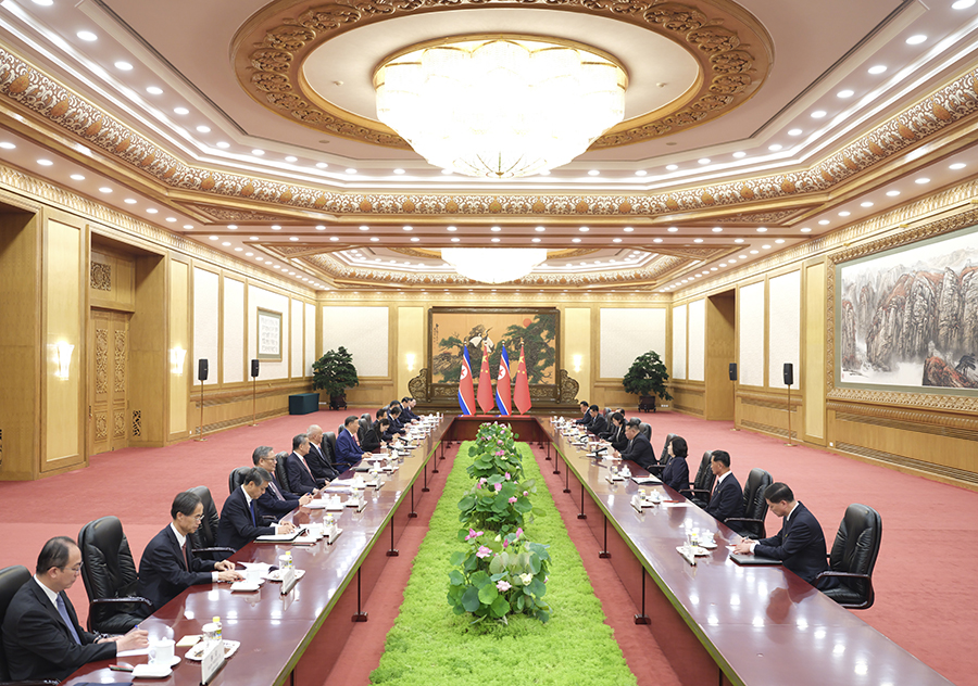 9月4日晚，中共中央總書記、國家主席習近平在北京人民大會堂同來華出席紀念中國人民抗日戰(zhàn)爭暨世界反法西斯戰(zhàn)爭勝利80周年活動的朝鮮勞動黨總書記、國務委員長金正恩舉行會談。