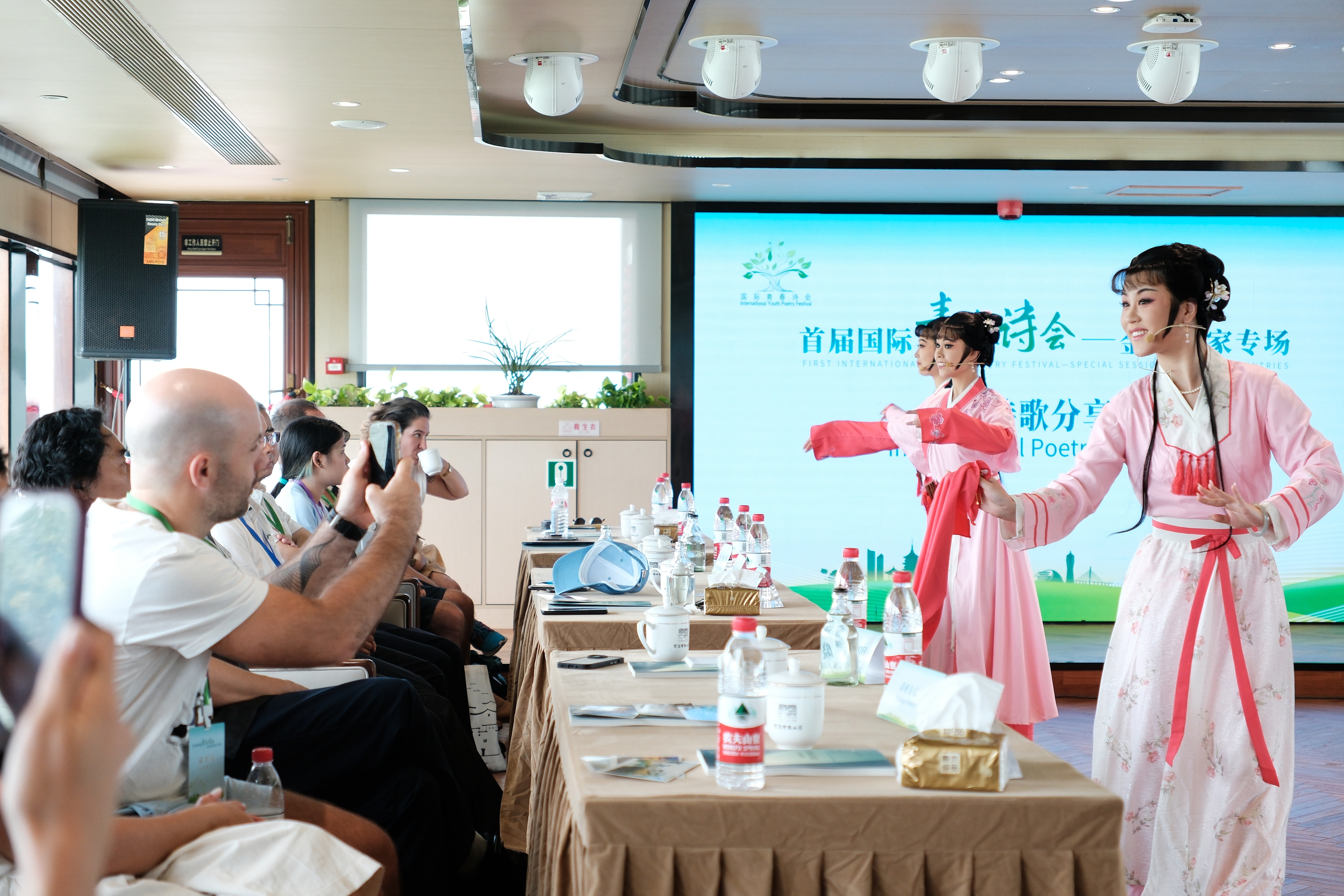 2024年7月21日，浙江杭州，金磚國家外國友人欣賞越劇《富陽新曲》。