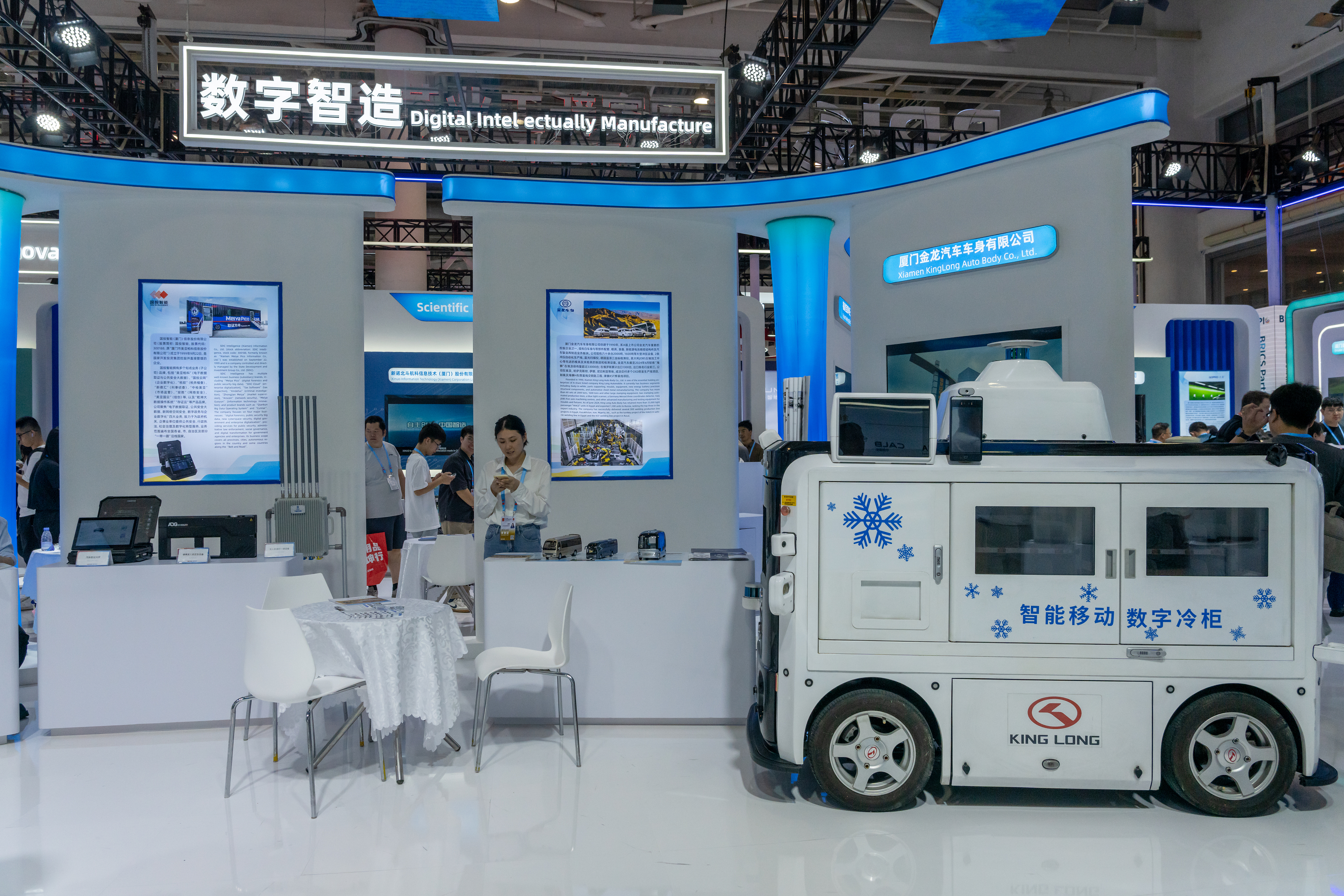 2024年9月9日，福建廈門，觀眾在金磚國家新工業(yè)革命伙伴關(guān)系創(chuàng)新基地展位參觀、洽談。