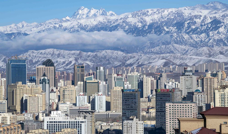 天山腳下的烏魯木齊市城區(qū)一角。