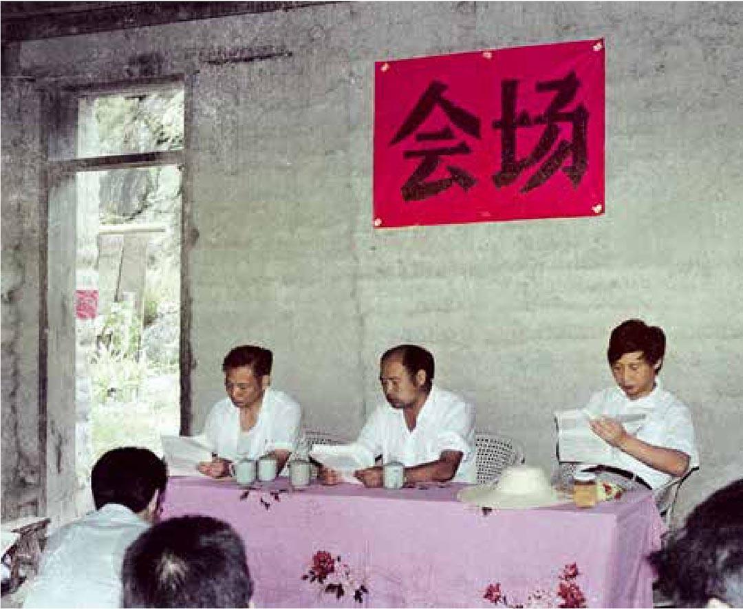 1989年7月，習(xí)近平在壽寧縣下黨鄉(xiāng)召開現(xiàn)場(chǎng)辦公會(huì)。