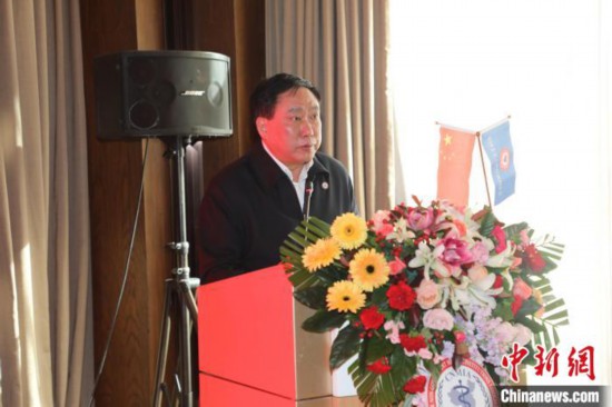 圖為中國非公立醫(yī)療機(jī)構(gòu)協(xié)會(huì)常務(wù)副會(huì)長兼秘書長郝德明致辭?！№n相澤 攝