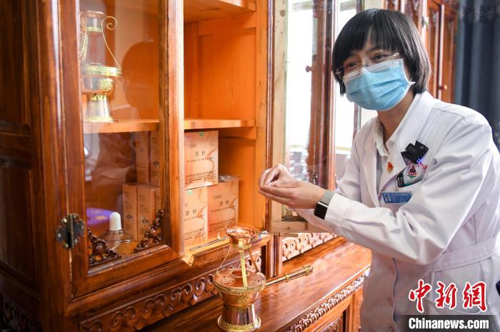 湖南中醫(yī)藥大學第一附屬醫(yī)院外治科援藏醫(yī)生譚濤介紹中醫(yī)和藏醫(yī)向結合的霍爾麥療法?！钊A峰 攝