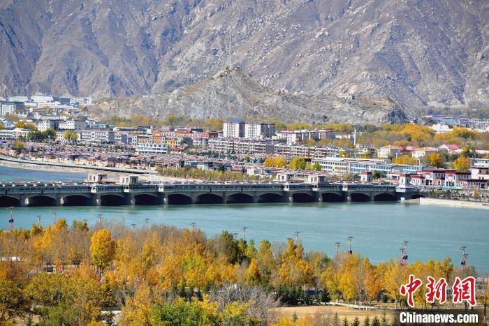 10月25日，被秋色點綴的拉薩河。　江飛波 攝