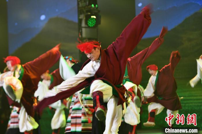 圖為演員在聯(lián)歡晚會(huì)上表演?！∝暩聛?lái)松 攝