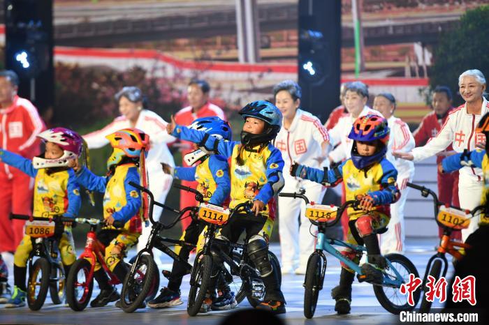 圖為拉薩市春節(jié)藏歷新年聯(lián)歡晚會(huì)錄制現(xiàn)場(chǎng)。　貢嘎來(lái)松 攝