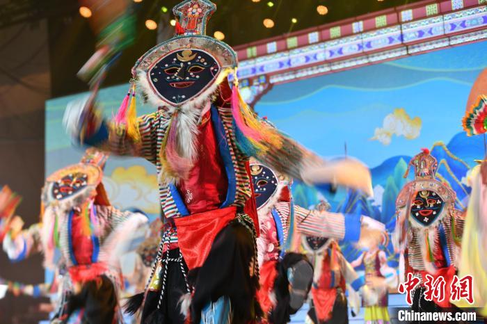 圖為演員在聯(lián)歡晚會(huì)上表演。　貢嘎來(lái)松 攝