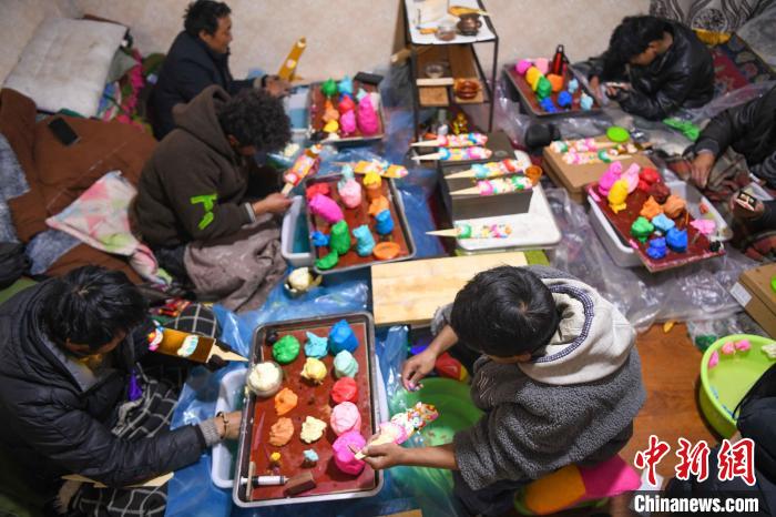 圖為拉薩手藝人制作年貨酥油花?！∝暩聛?lái)松 攝