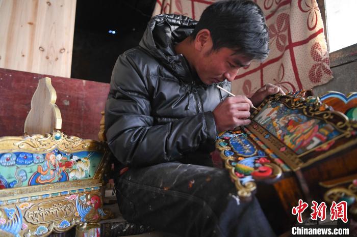 圖為拉薩手藝人制作年貨“切瑪盒”?！∝暩聛?lái)松 攝