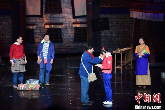 圖為西藏本土話(huà)劇《八廓街北院》演出現(xiàn)場(chǎng)?！∝暩聛?lái)松 攝