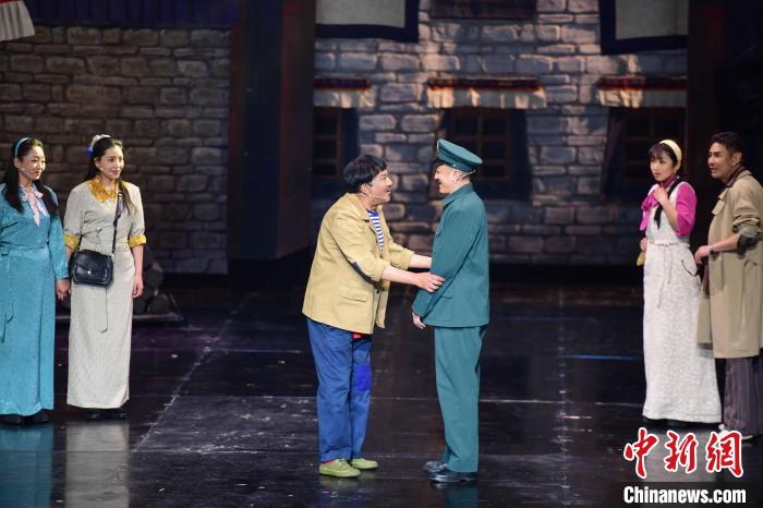 圖為西藏本土話(huà)劇《八廓街北院》演出現(xiàn)場(chǎng)?！?攝