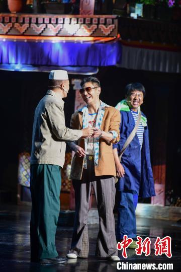 圖為西藏本土話(huà)劇《八廓街北院》演出現(xiàn)場(chǎng)?！∝暩聛?lái)松 攝