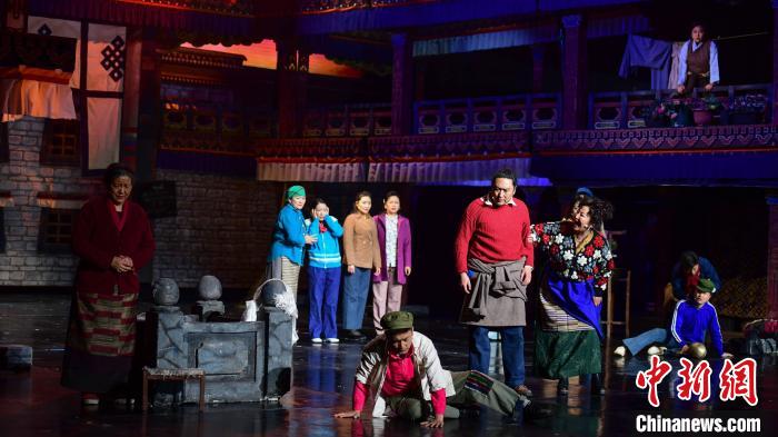 圖為西藏本土話(huà)劇《八廓街北院》演出現(xiàn)場(chǎng)。　貢嘎來(lái)松 攝