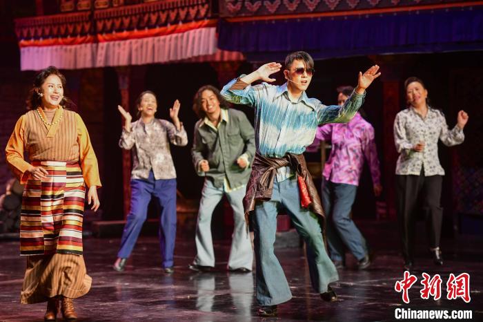 圖為西藏本土話(huà)劇《八廓街北院》演出現(xiàn)場(chǎng)?！?攝