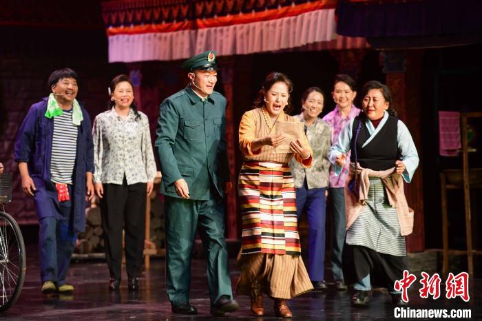 圖為西藏本土話(huà)劇《八廓街北院》演出現(xiàn)場(chǎng)。　貢嘎來(lái)松 攝